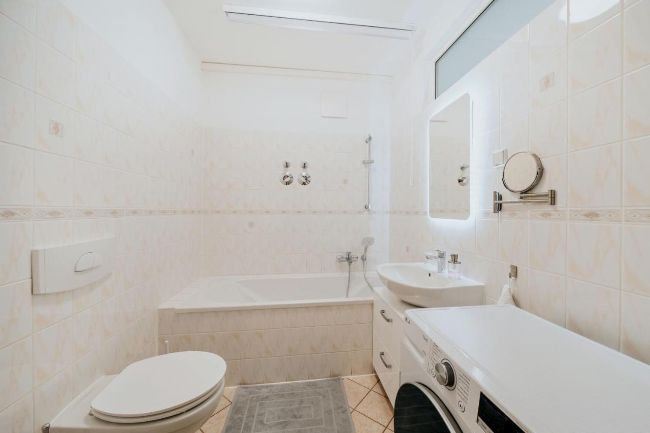 Blissplace 3 Zi Premium Nahe Getec Arena Mit Kingsize Betten Und Balkon Apartment Magdeburg